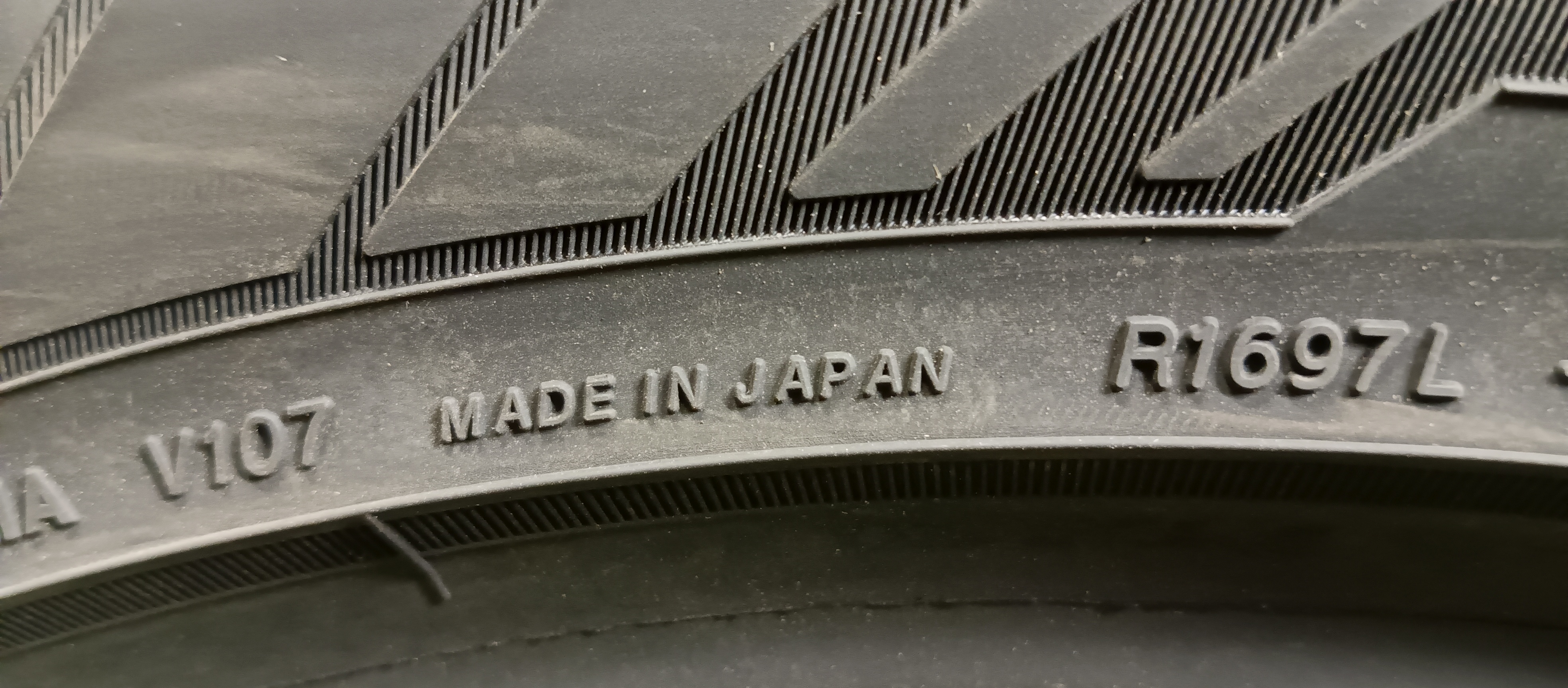 Yokohama Advan Sport V107 245 45 R19 102()(Y)